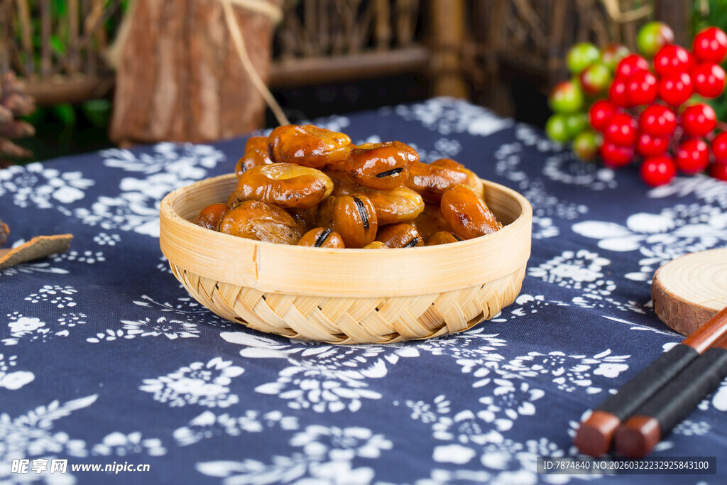 木碗中的卤蚕豆