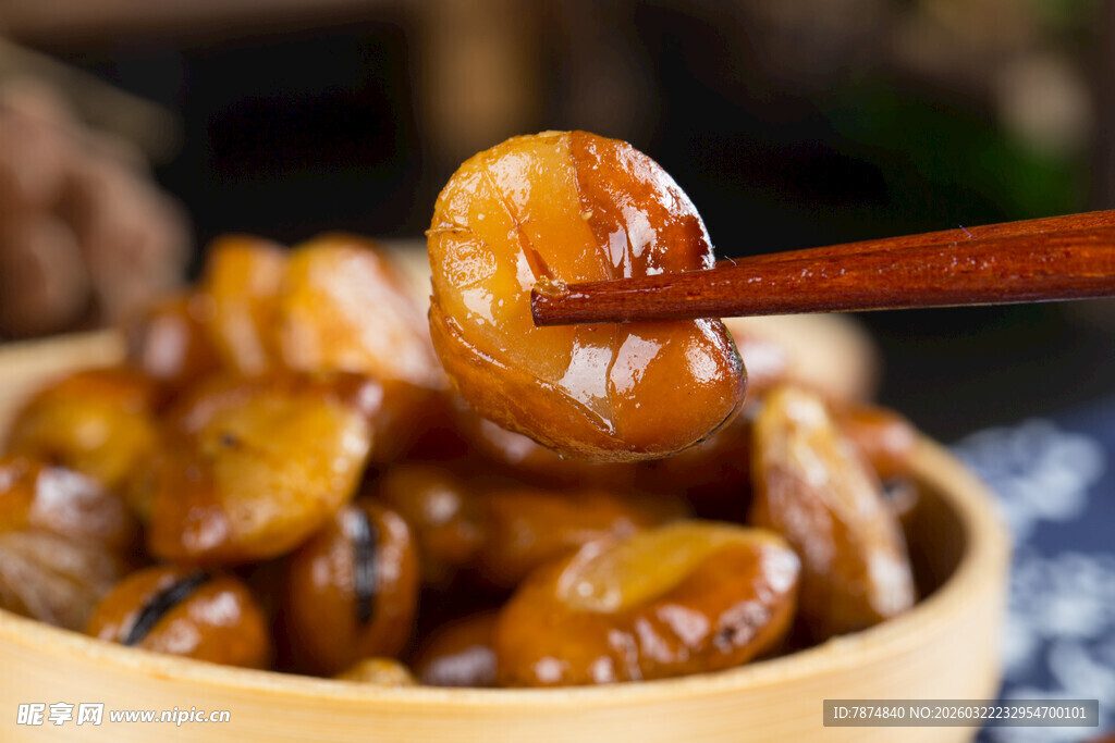 筷子夹起美味卤蚕豆