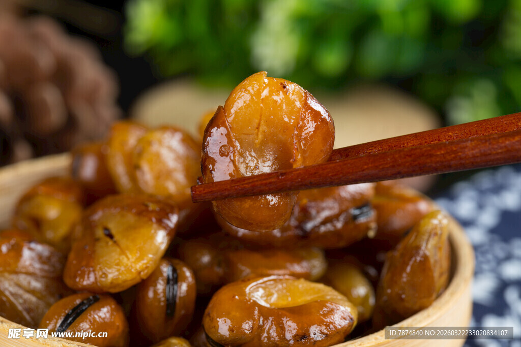 木筷夹起碗中美味炒蚕豆