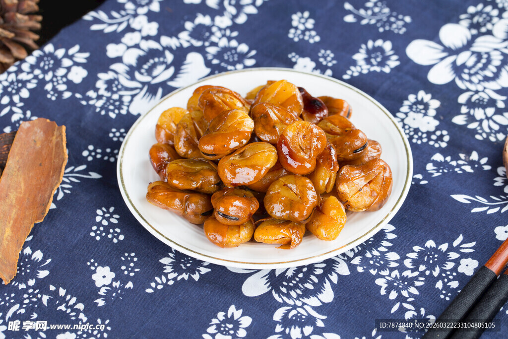 美味卤蚕豆摆于盘