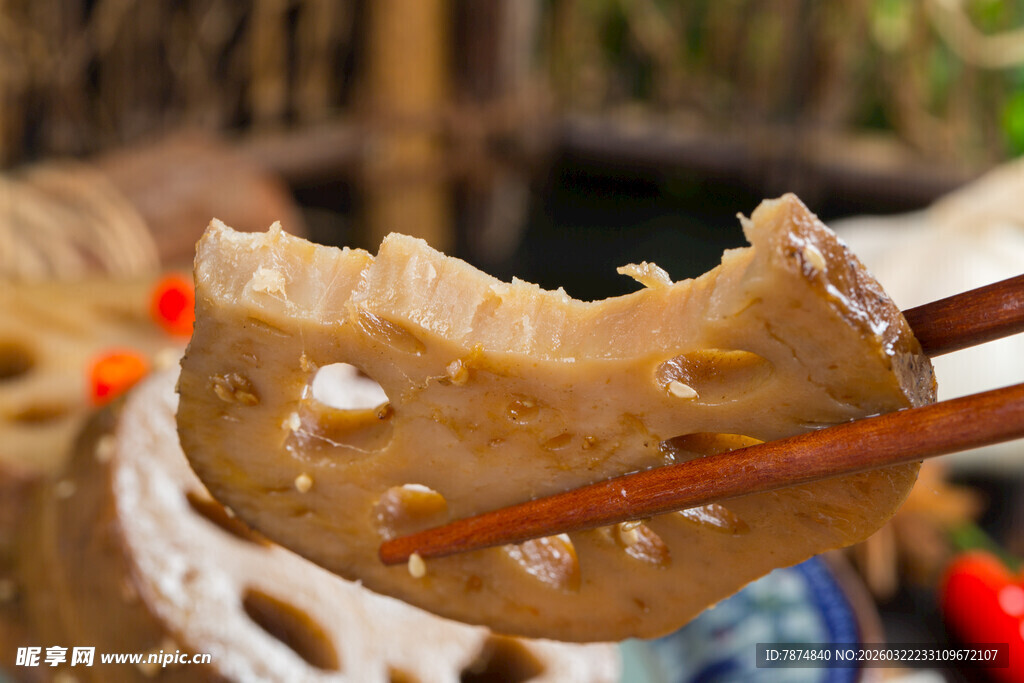 筷子夹起的美味藕片