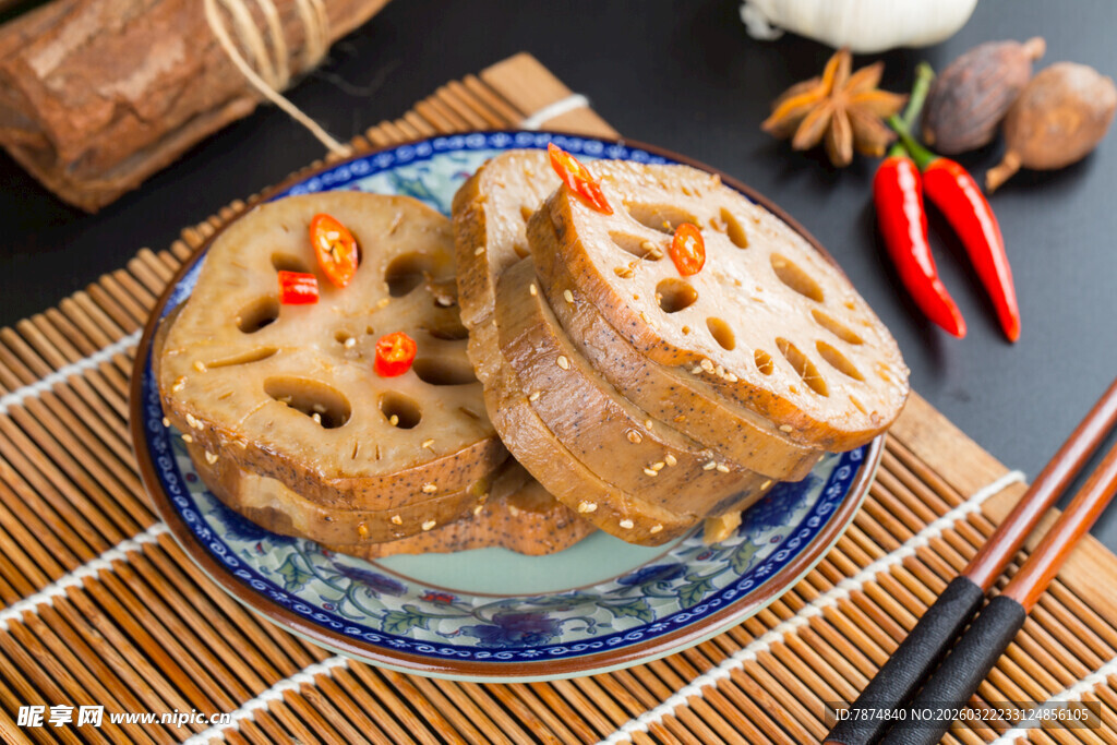 美味藕片摆于盘中