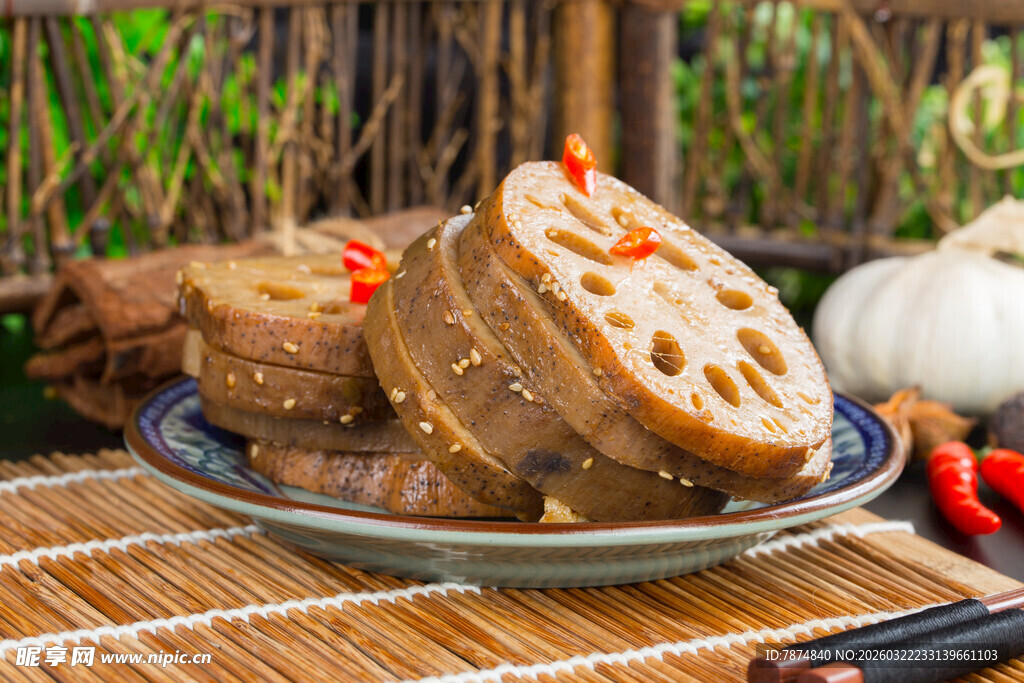 美味卤藕摆于盘