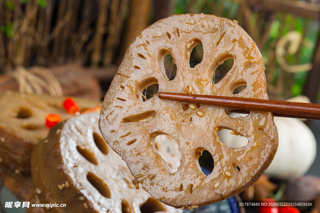 筷子夹起的美味莲藕片