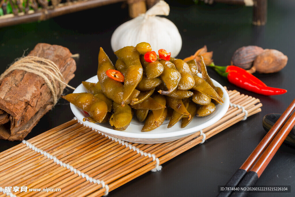 美味卤毛豆摆于盘中