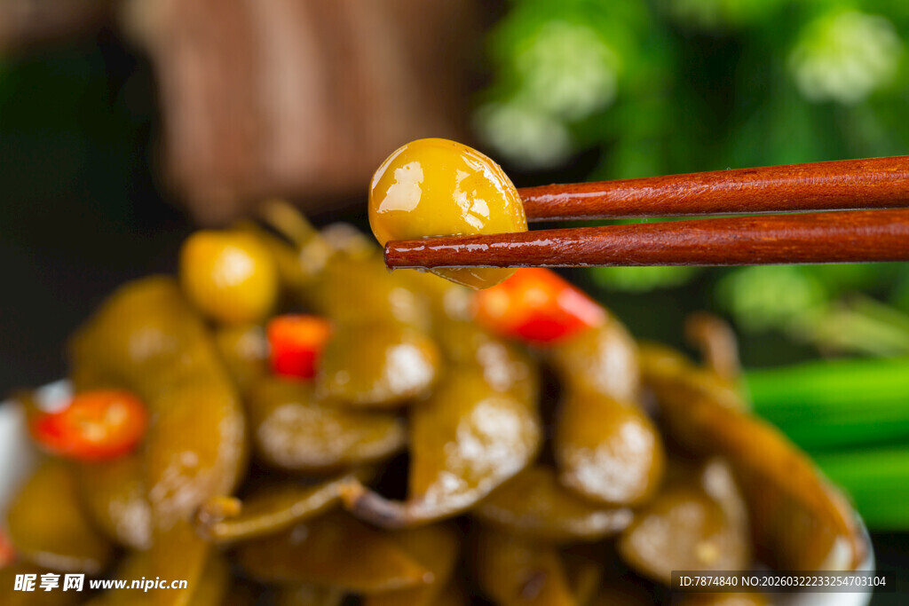 筷子夹起的美味毛豆