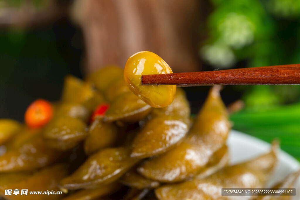 筷子夹起的美味腌毛豆