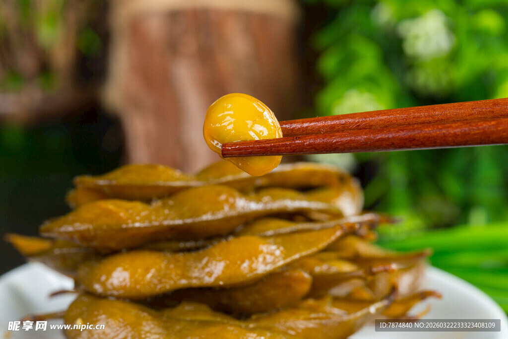 筷子夹起的美味卤毛豆