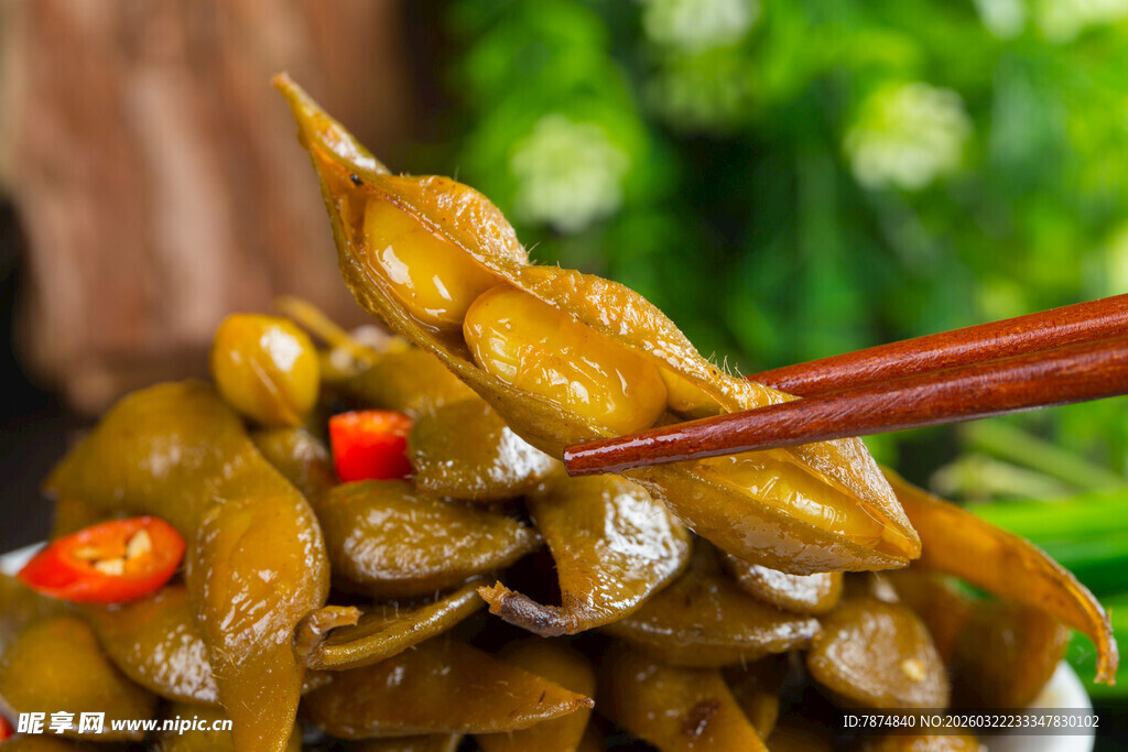 筷子夹起的卤毛豆