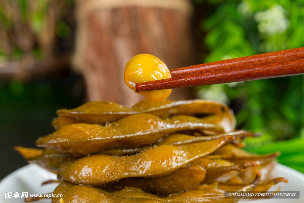 筷子夹起卤毛豆