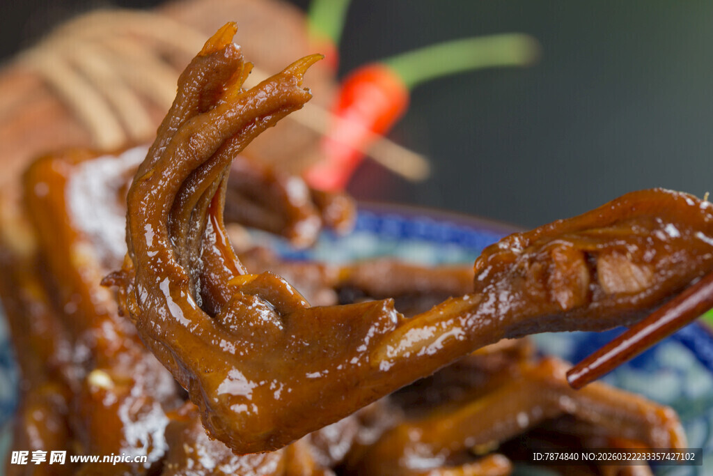 美味卤鸭掌特写