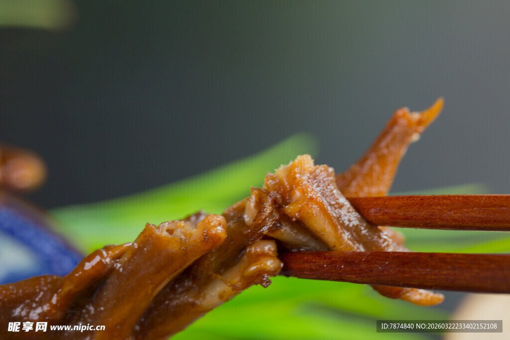 筷子夹着美味卤鸭舌