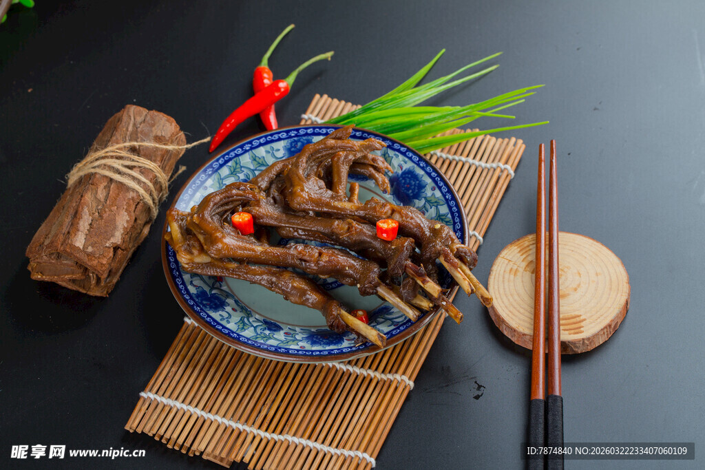 美味卤鸭掌 佐以鲜香配料