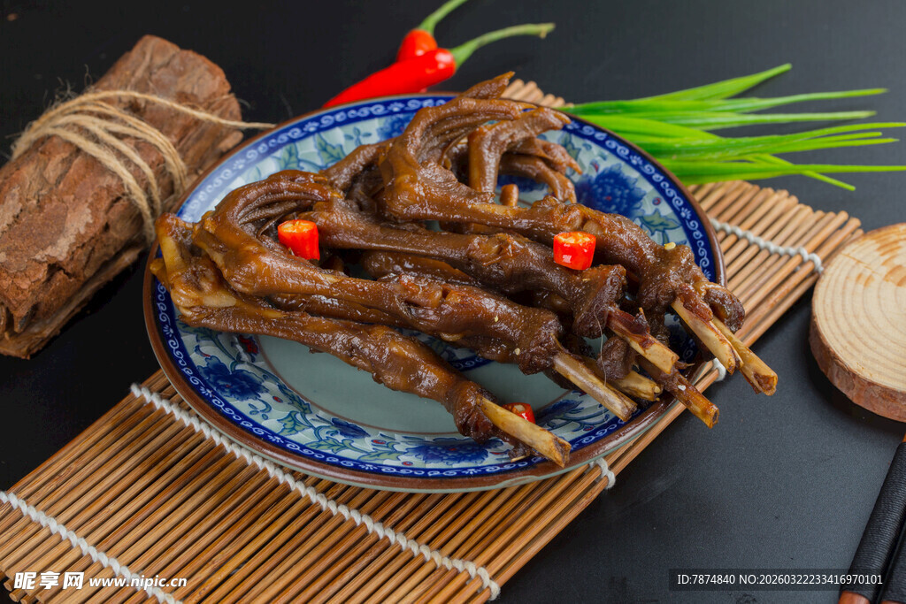 美味卤鸭爪摆于精致盘上