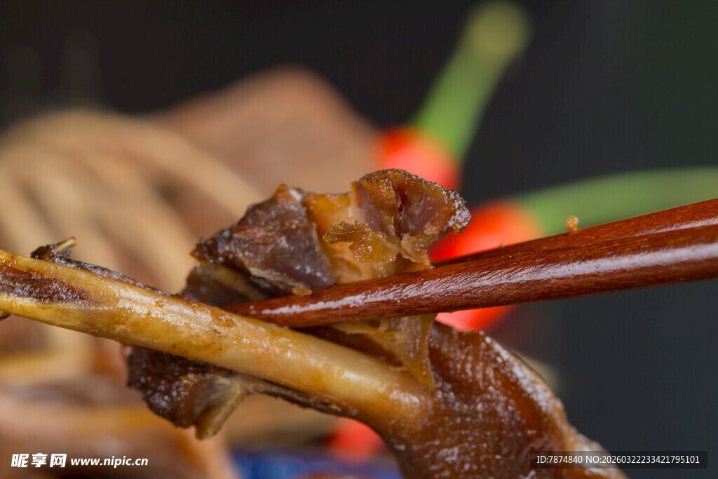 筷子夹起的美味卤味