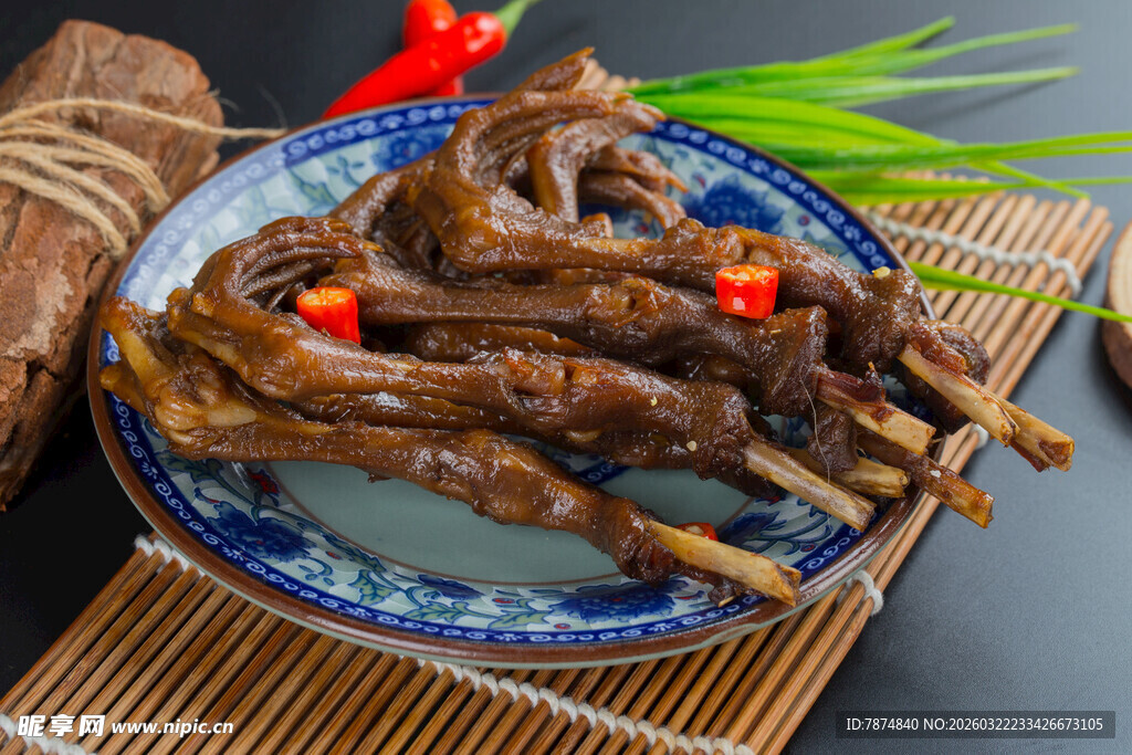 美味酱香鸭爪摆盘精致