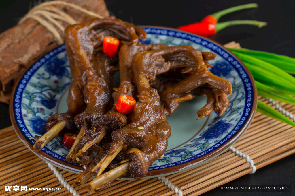 美味卤鸭掌摆于古风盘上