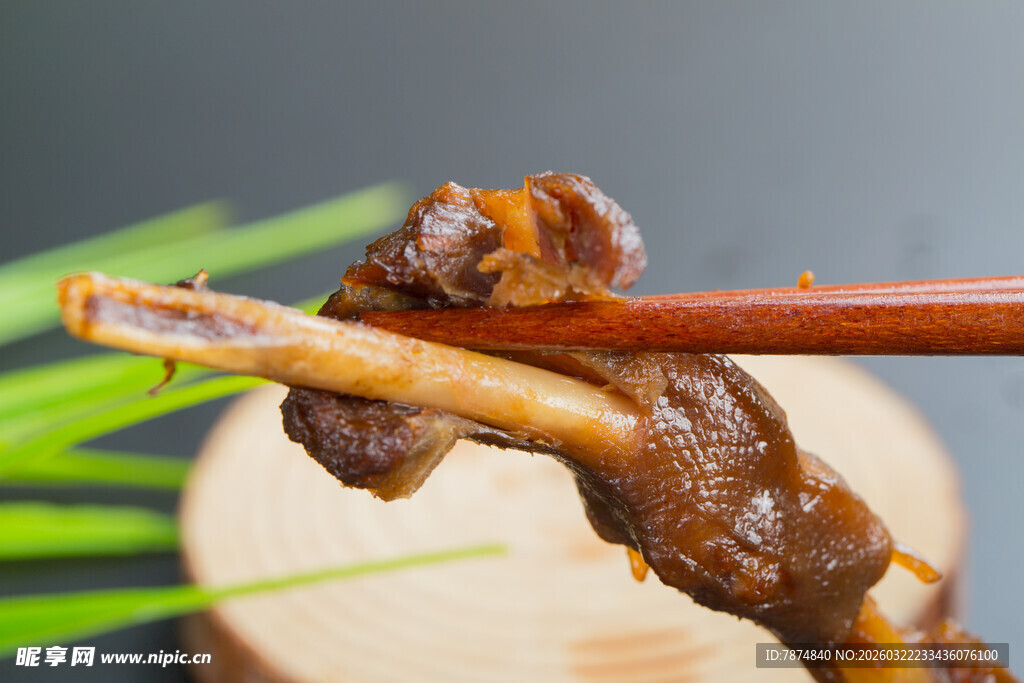 筷子夹起美味鸭掌