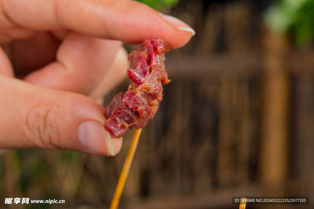 手持美味卤牛肉串