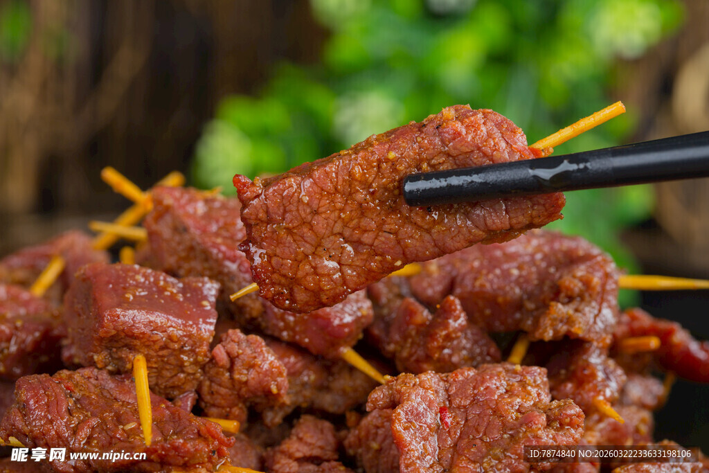 筷子夹起的美味香辣牛肉