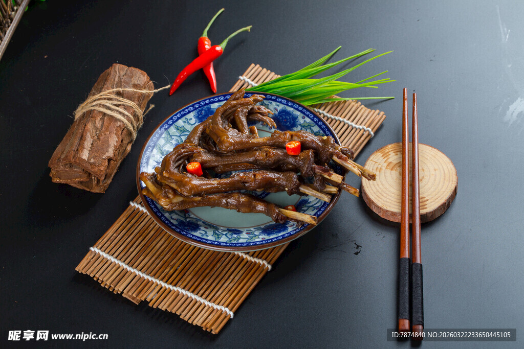 美味卤鸡爪摆盘精致