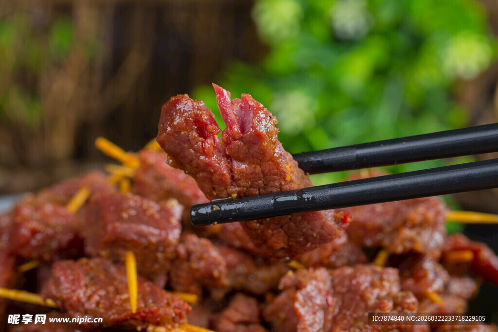 筷子夹起的美味牙签牛肉