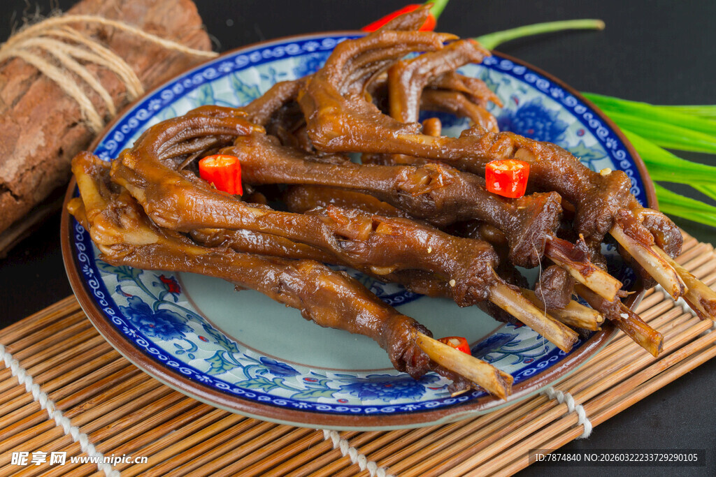 香辣鸭掌摆于蓝盘
