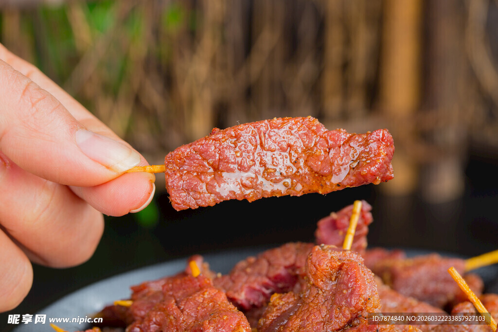 美味牛肉干被手持展示