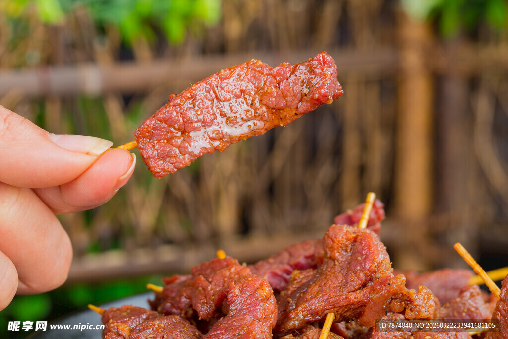 手持美味烤肉串