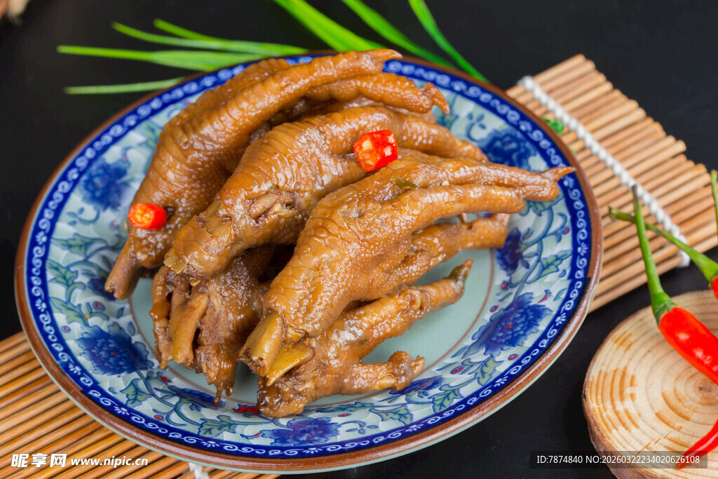 美味卤鸡爪摆于古风盘上