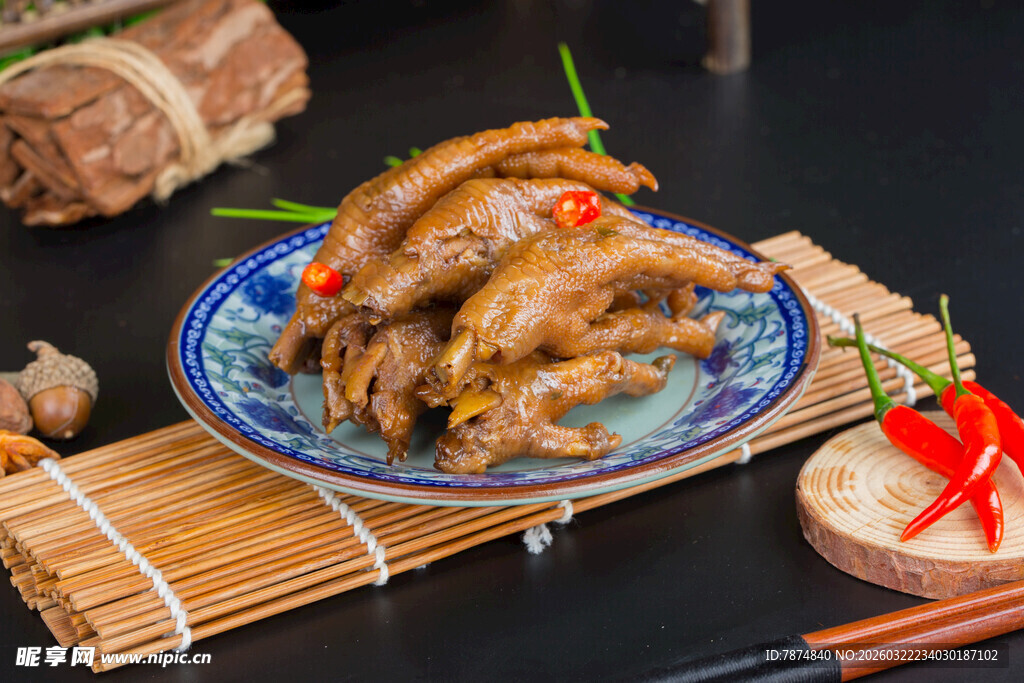 美味卤鸡爪摆盘精致