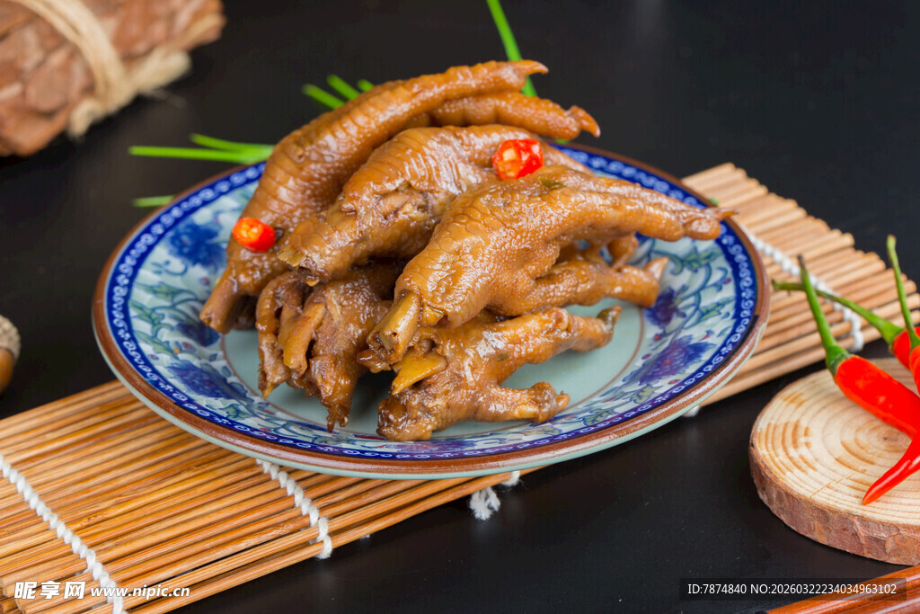 美味卤鸡爪摆于精致盘中
