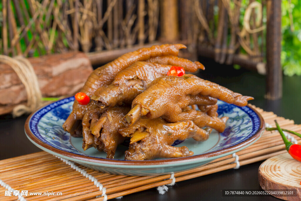 美味卤鸡爪摆于竹席之上