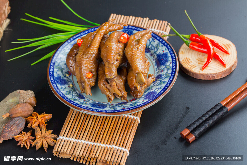 美味卤鸡爪摆于盘上