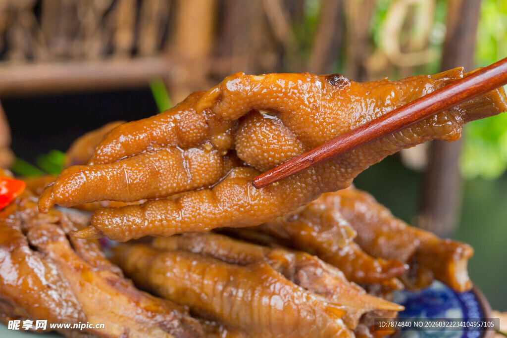 美味卤鸡爪 筷子夹起瞬间