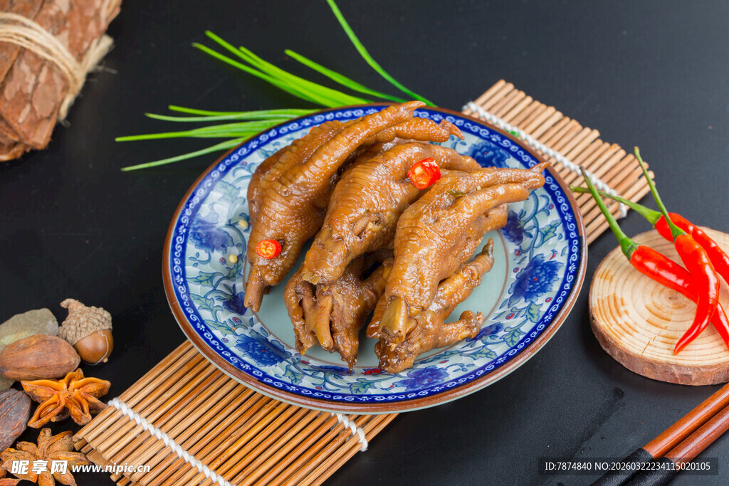美味卤鸡爪摆于中式盘上