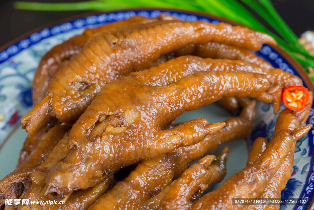 美味卤鸡爪摆于盘中