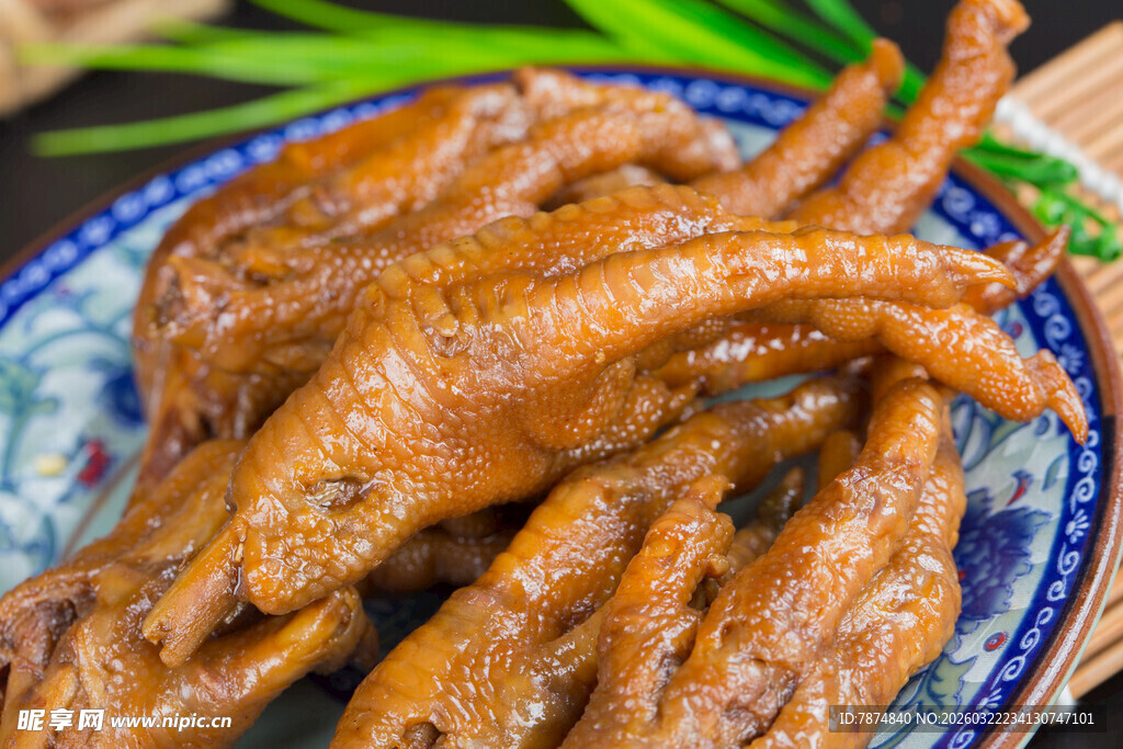 美味卤鸡爪盛于蓝花盘