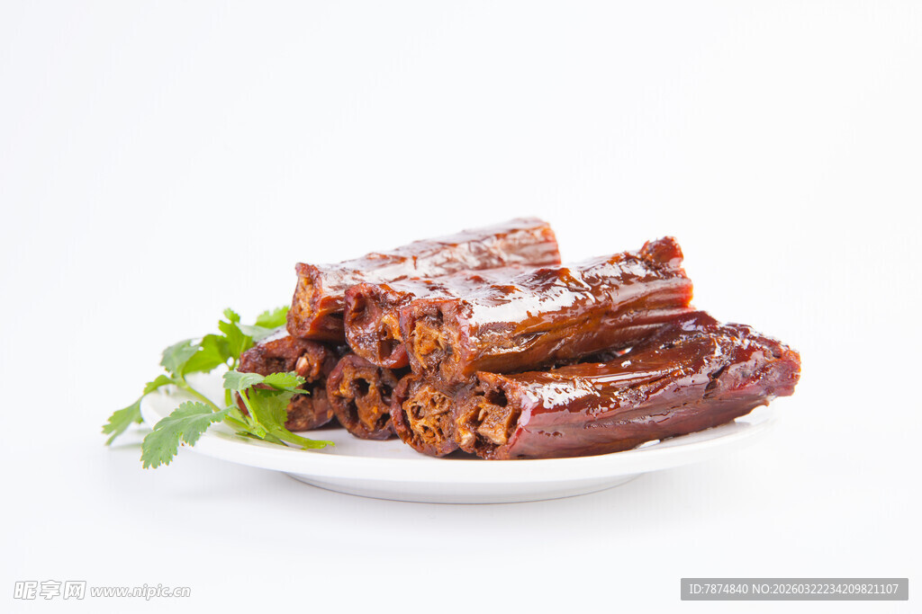 美味卤鸭脖摆于白盘