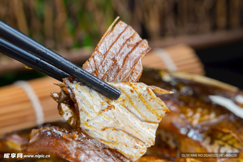 筷子夹起的美味卤味