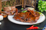 美味卤鸭摆放在盘中