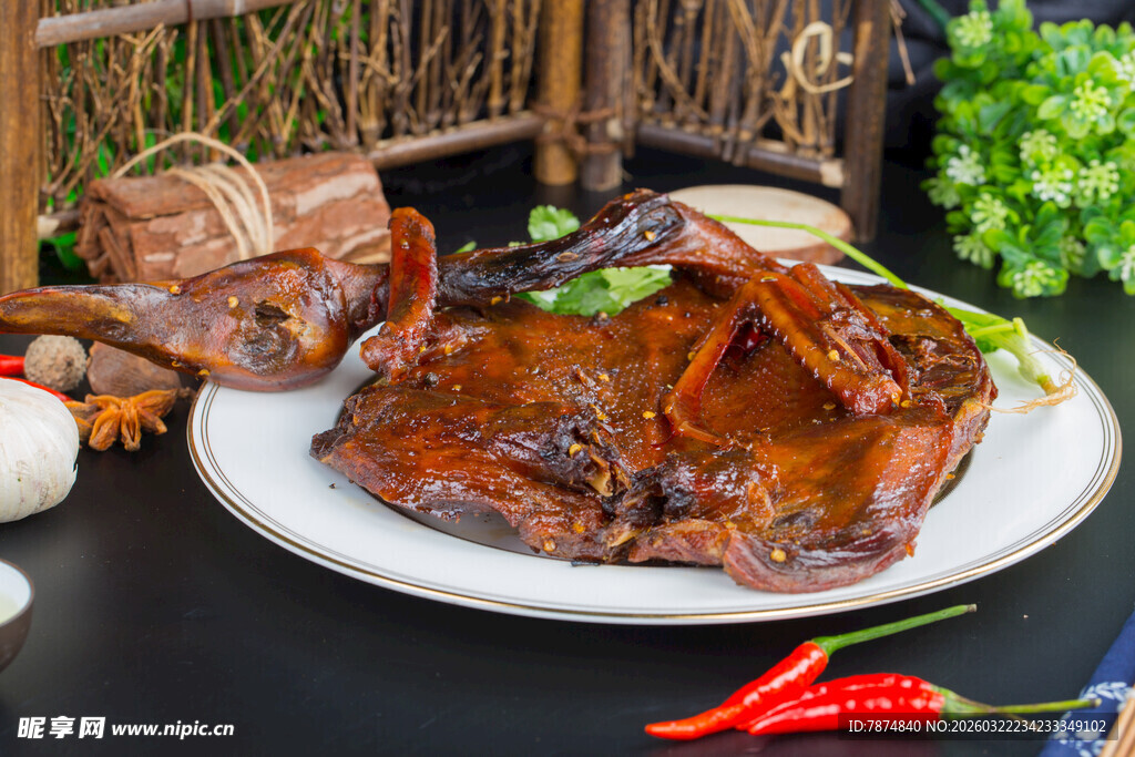 美味卤鸭摆放在盘中