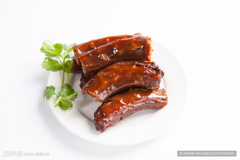 美味酱鸭脖摆于白盘