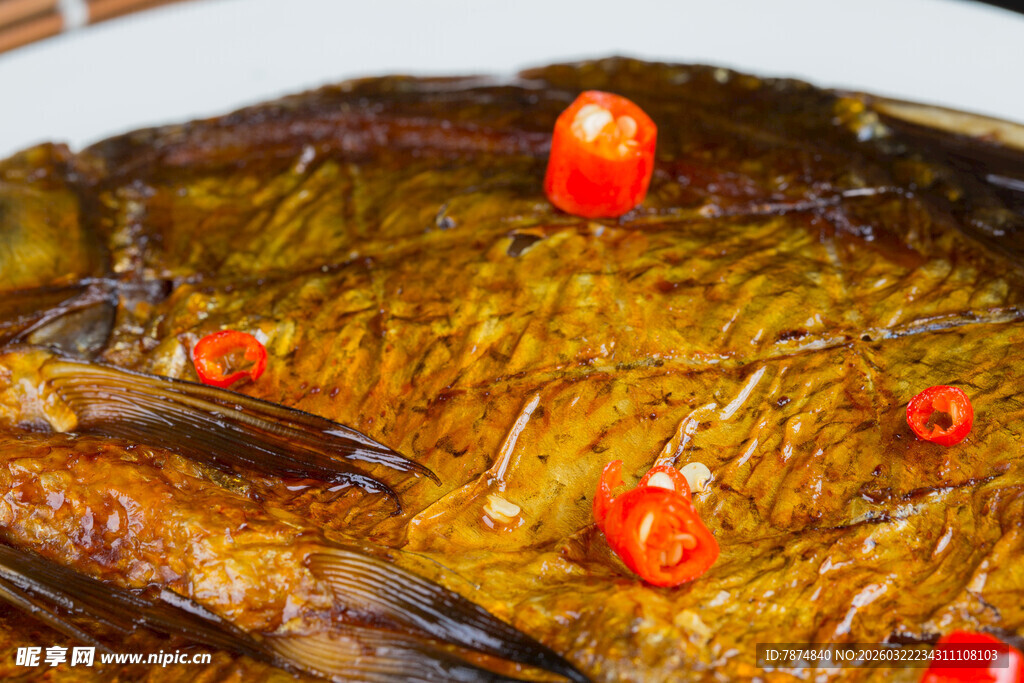 香煎美味鱼 点缀红辣椒