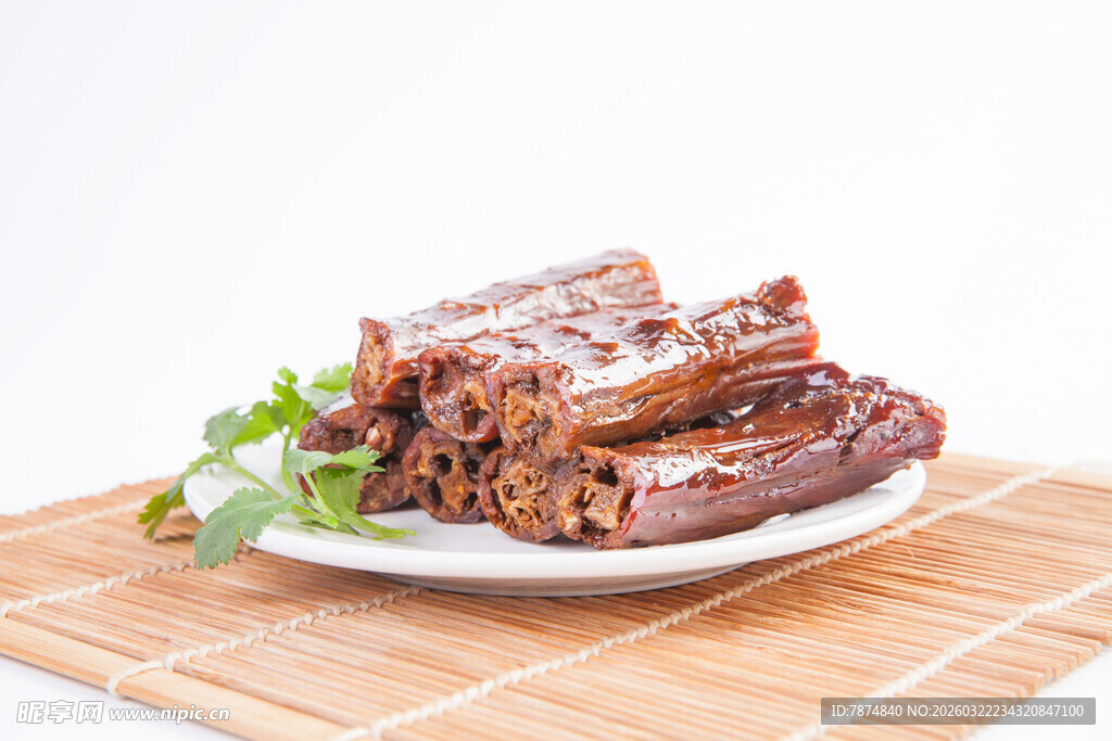 美味卤鸭脖摆于竹席之上