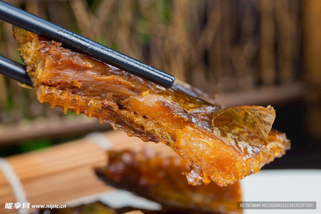 筷子夹起的美味卤味