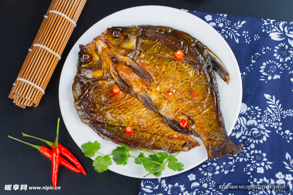 香辣煎鱼摆盘中