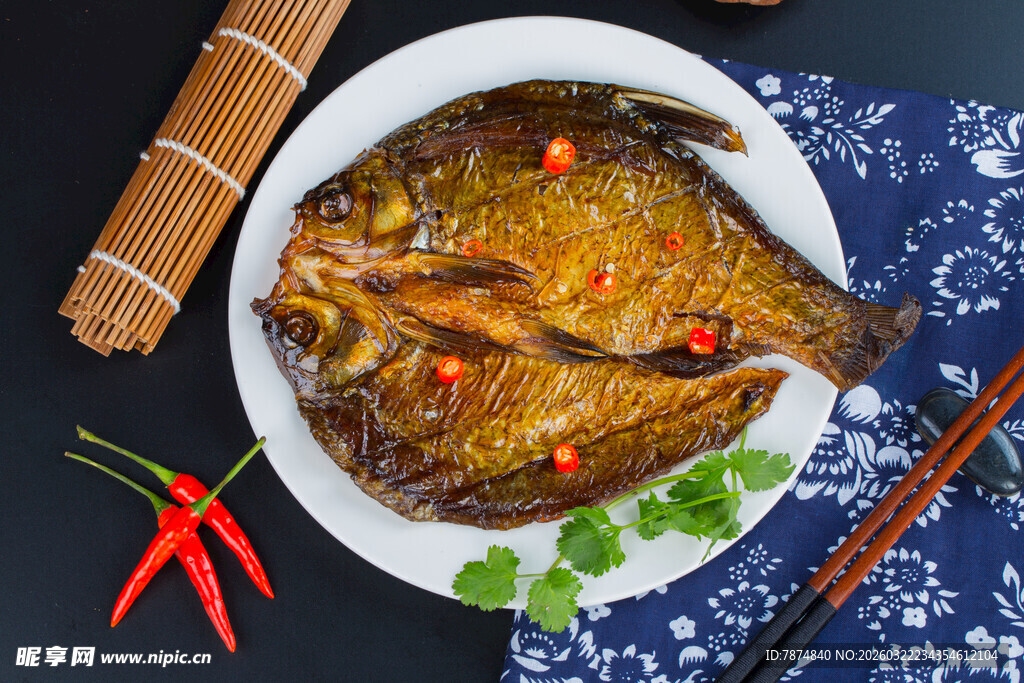 酱卤鸭鱼摆盘特写