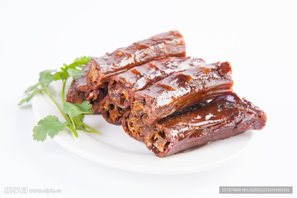 美味卤鸭脖摆于白盘上