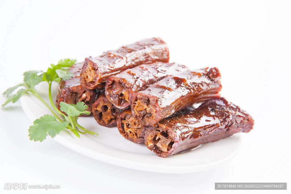 美味卤鸭脖摆于白盘上